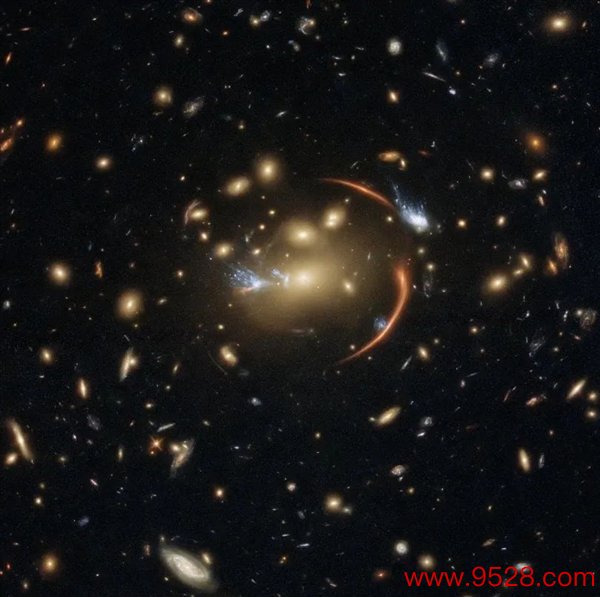 哈勃天外千里镜捕捉到的透镜风景，图源:ESA/Hubble